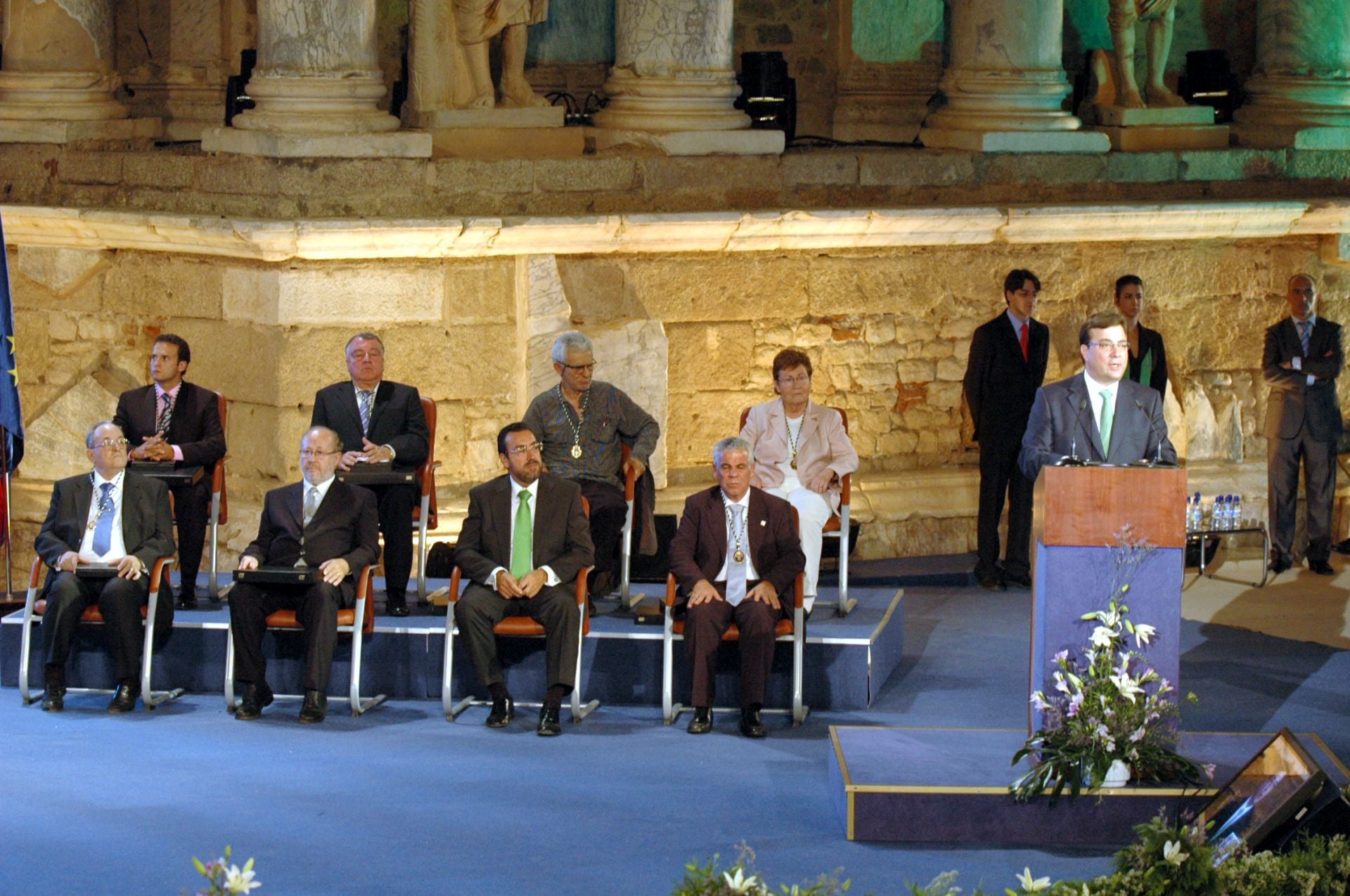 Margallo en el Teatro Romano de Mérida en 2007,año en el recibió este galardón. Está sentado junto a Helga de Alvear.