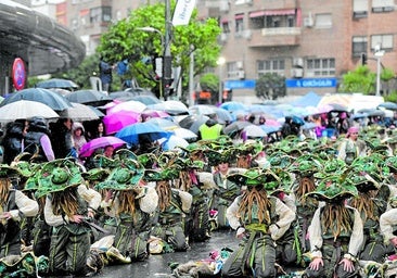 Los carnavaleros de Badajoz tiran de coraje para bailar bajo el diluvio