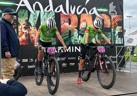 María Reyes Murillo y Natalia Fisher en la rampa de salida de la última etapa contrareloj de la Andalucía Bike Race.