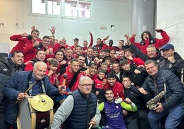 Los jugadores del Jaraíz celebran el triunfo ante el Badajoz.