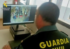 Agente de la Guardia Civil realizando un visionado de imágenes en un establecimiento