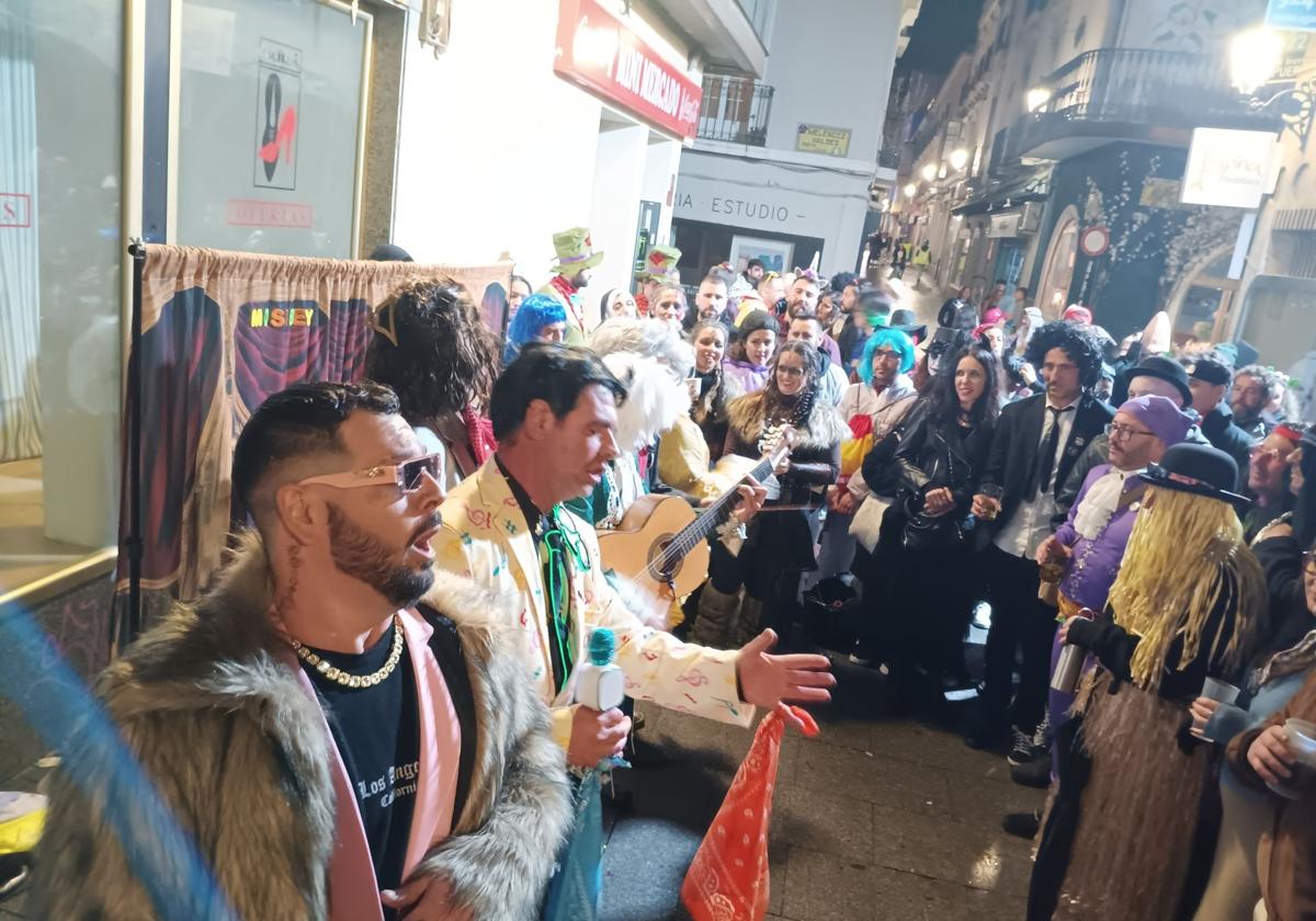 Agrupación carnavalesca callejera de Badajoz en plena actuación.