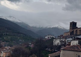 La nieve vuelve a asomarse a la sierra de Hervás.