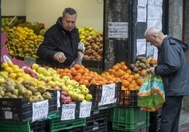 Patatas, naranjas y ajos son los alimentos básicos que más han subido en febrero, según Facua