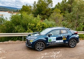 Los extremeños Ángel Santos y Mario Osma con su Toyota en Castellón.