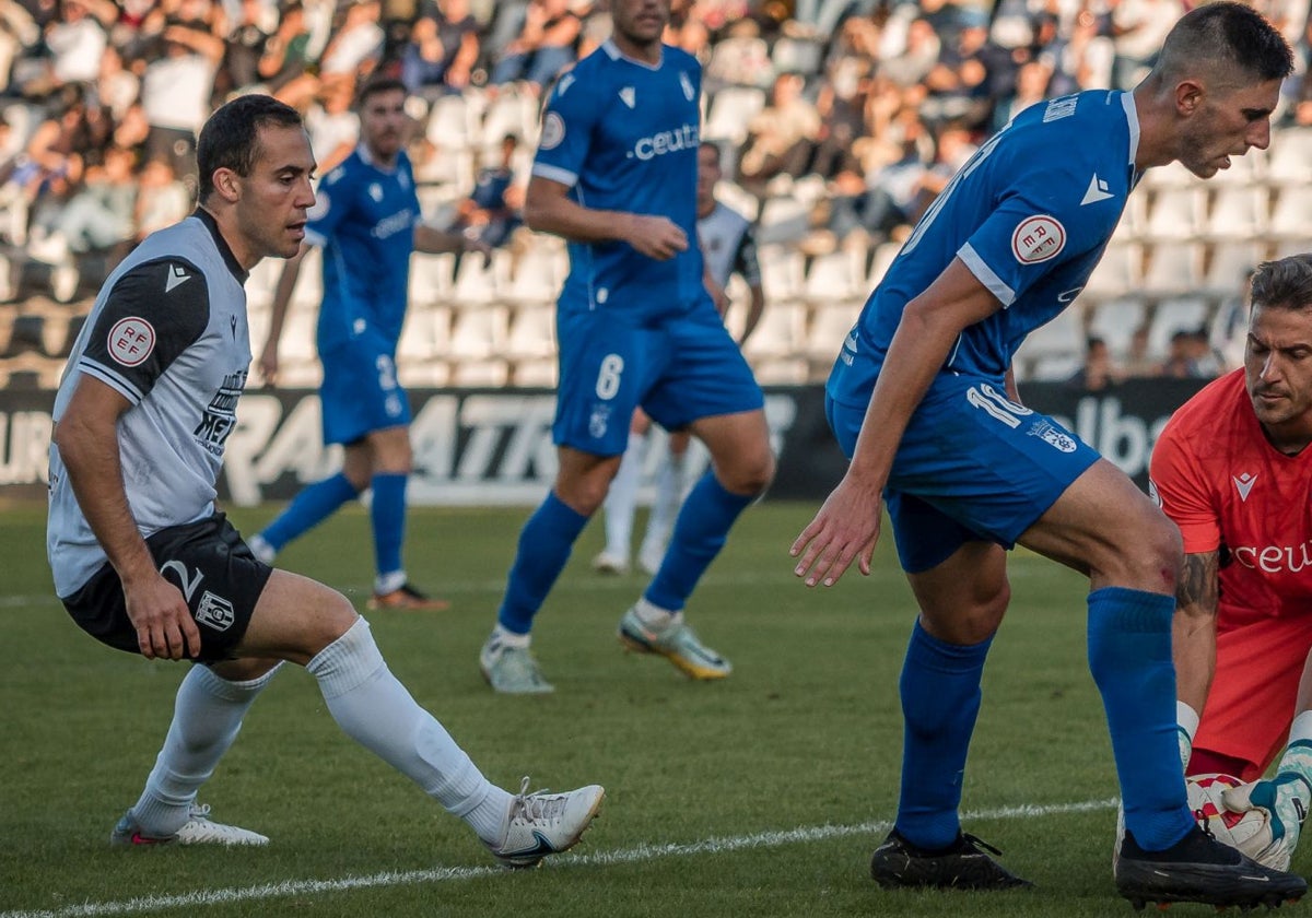 Jack Beer en un momento del partido ante el Ceuta.