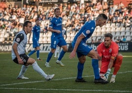 Jack Beer en un momento del partido ante el Ceuta.