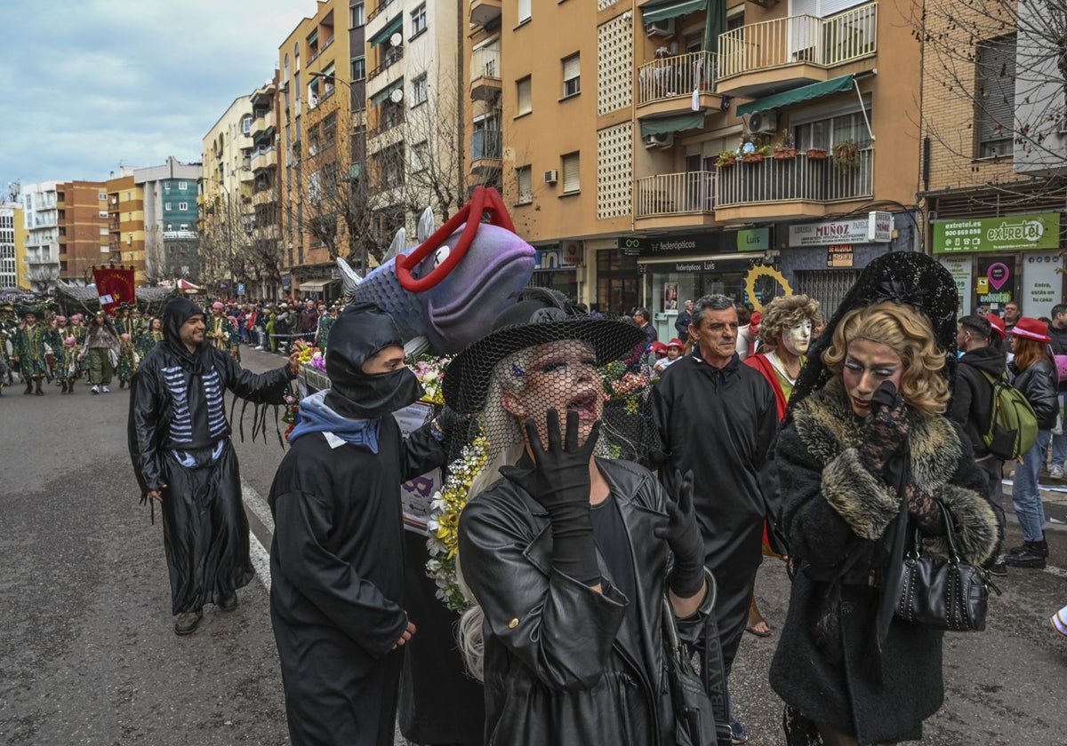 Las plañideras con la comparsa Moracantana en el Entierro de la Sardina del Carnaval.