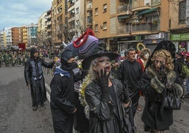Las plañideras con la comparsa Moracantana en el Entierro de la Sardina del Carnaval.