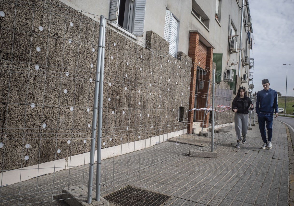 Bloque en obras para mejorar su fachada, en el Cerro de Reyes, realizado por la Junta porque son de promoción pública.