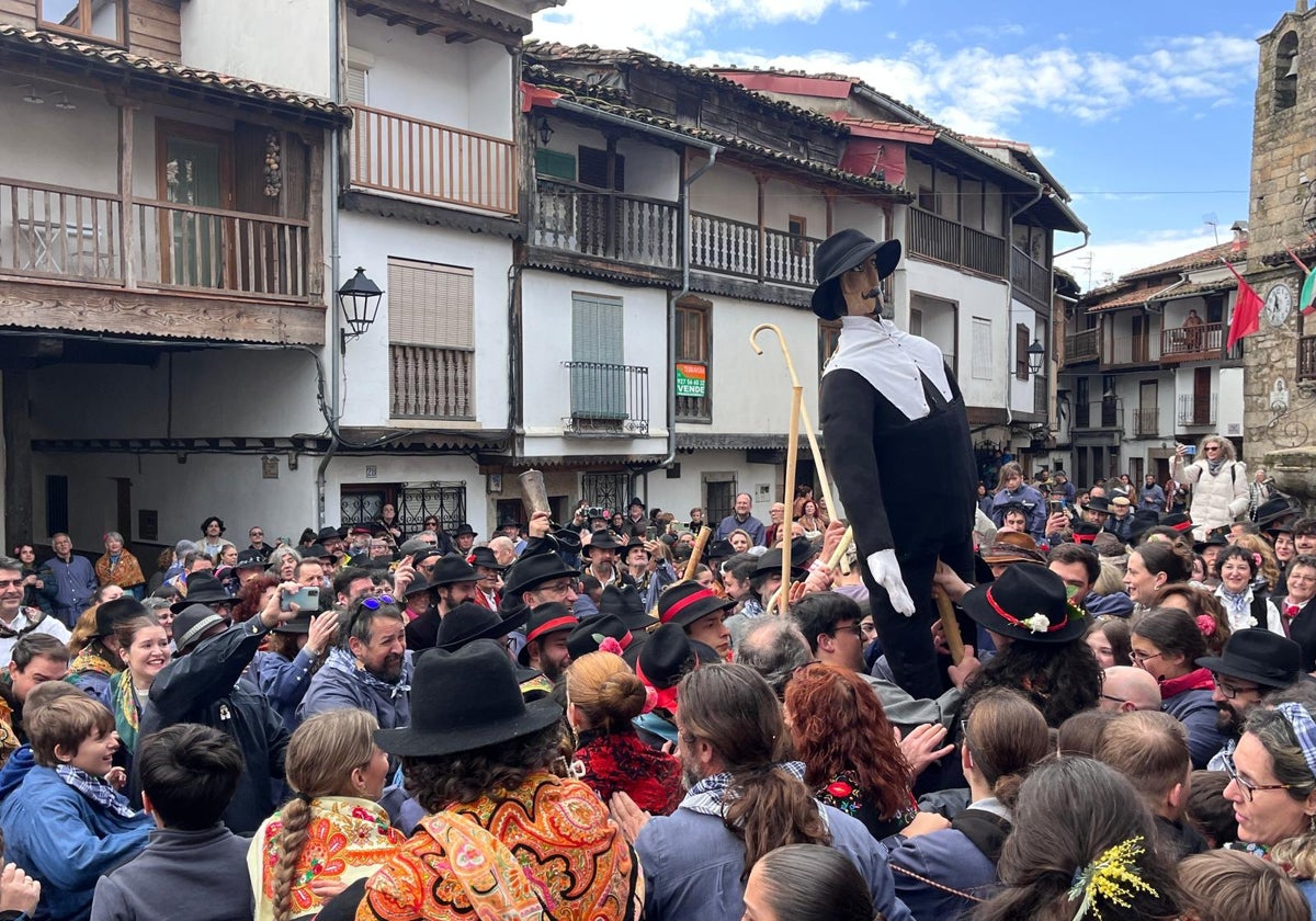 Los vecinos alzan al Peropalo en la plaza del pueblo.