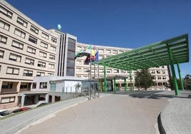 Imagen de archivo del hospital de Mérida, donde ha sido trasladado el joven. HOY