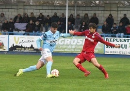 Mariano Carmona encarando a un rival en el duelo ante el Getafe B de este domingo disputado en La Isla.