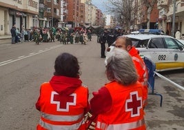 Personal de Cruz Roja en San Roque este martes.