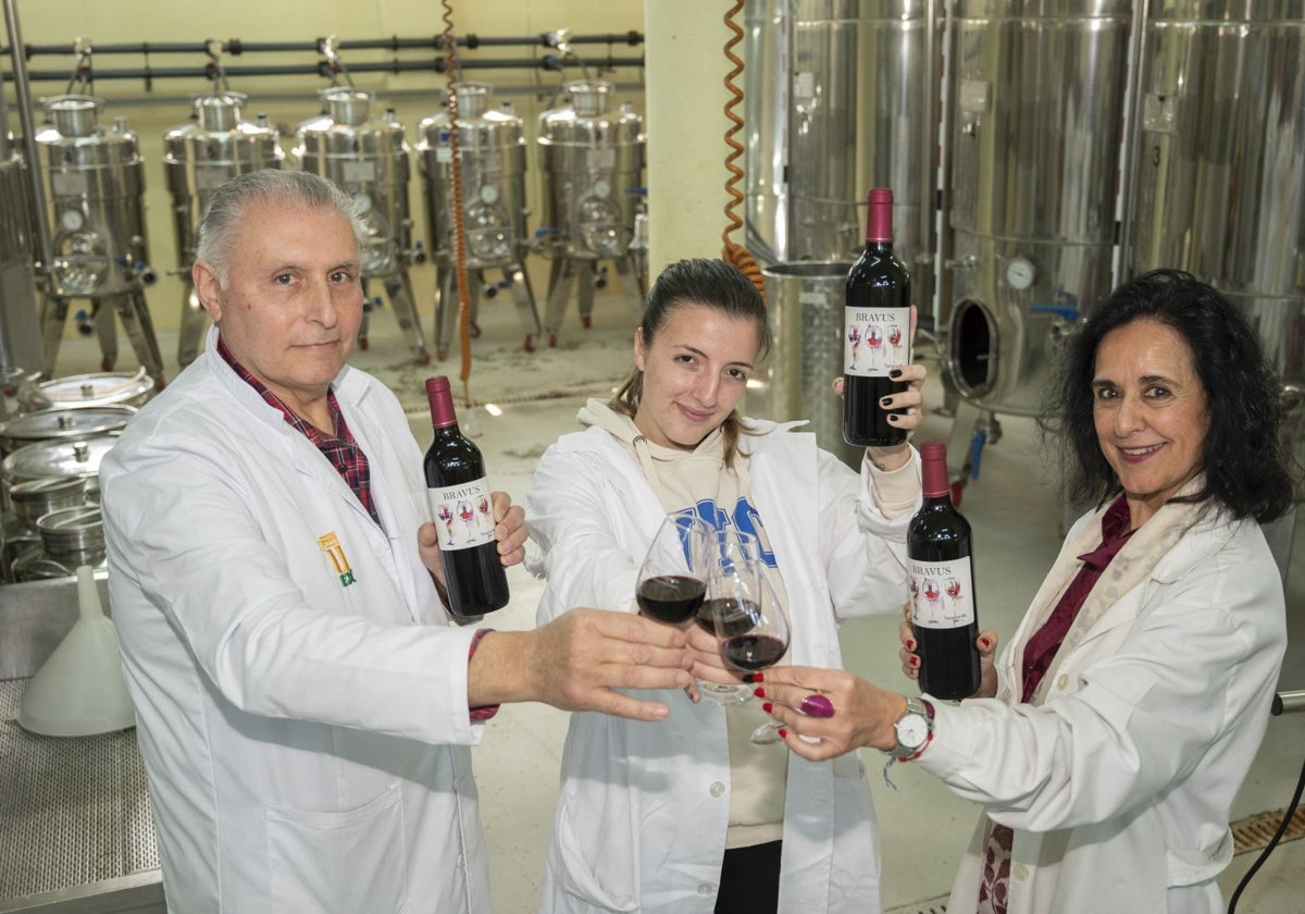 El técnico de la bodega de la UEx Leonardo González, la alumna de Enología Bárbara Casas y la profesora Julia Marín.