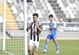 Ander Montori celebra uno de sus goles con el Badajoz.