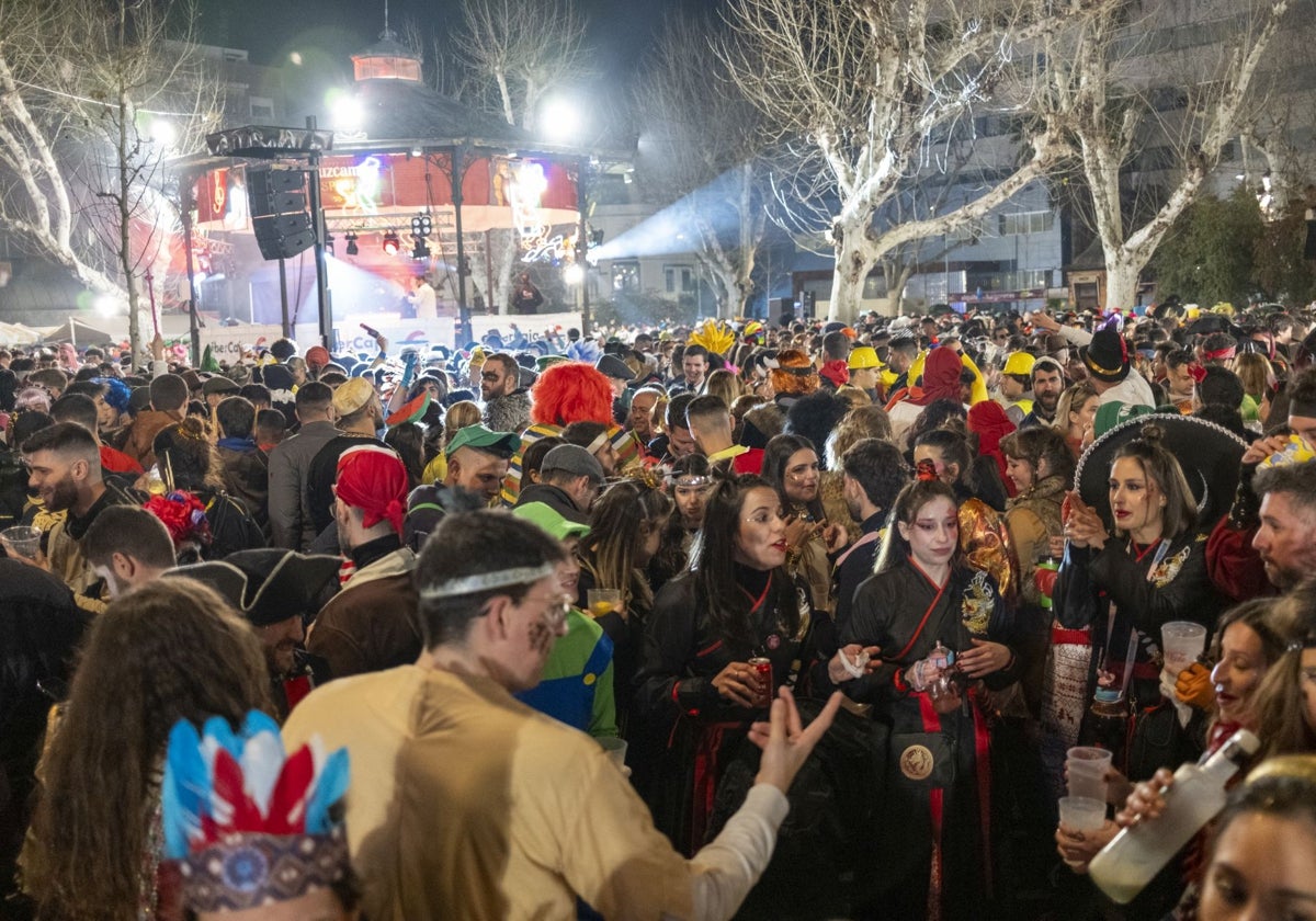 Ambiente nocturno en el Carnaval de Badajoz.