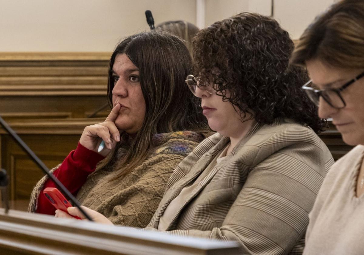 Esther Sánchez Tapia, a la izquierda, junto a sus compañeras de partido en el Ayuntamiento.