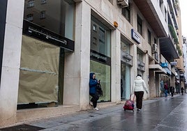 A la izquierda, local que ocupaba la firma Adolfo Domínguez en la calle San Pedro de Alcántara de Cáceres, ya cerrada.