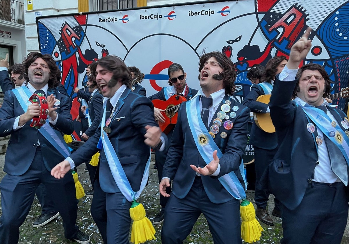 De Turuta Madre cantando en uno de los escenarios para murgas en la calle.