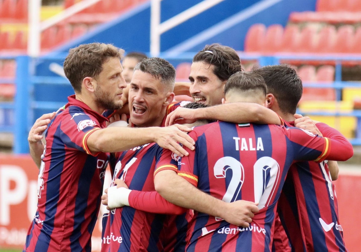 Celebración de un tanto en el duelo ante el Arroyo.