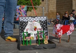 Suca con su tablao flamenco en el concurso de disfraces de mascotas de Badajoz.