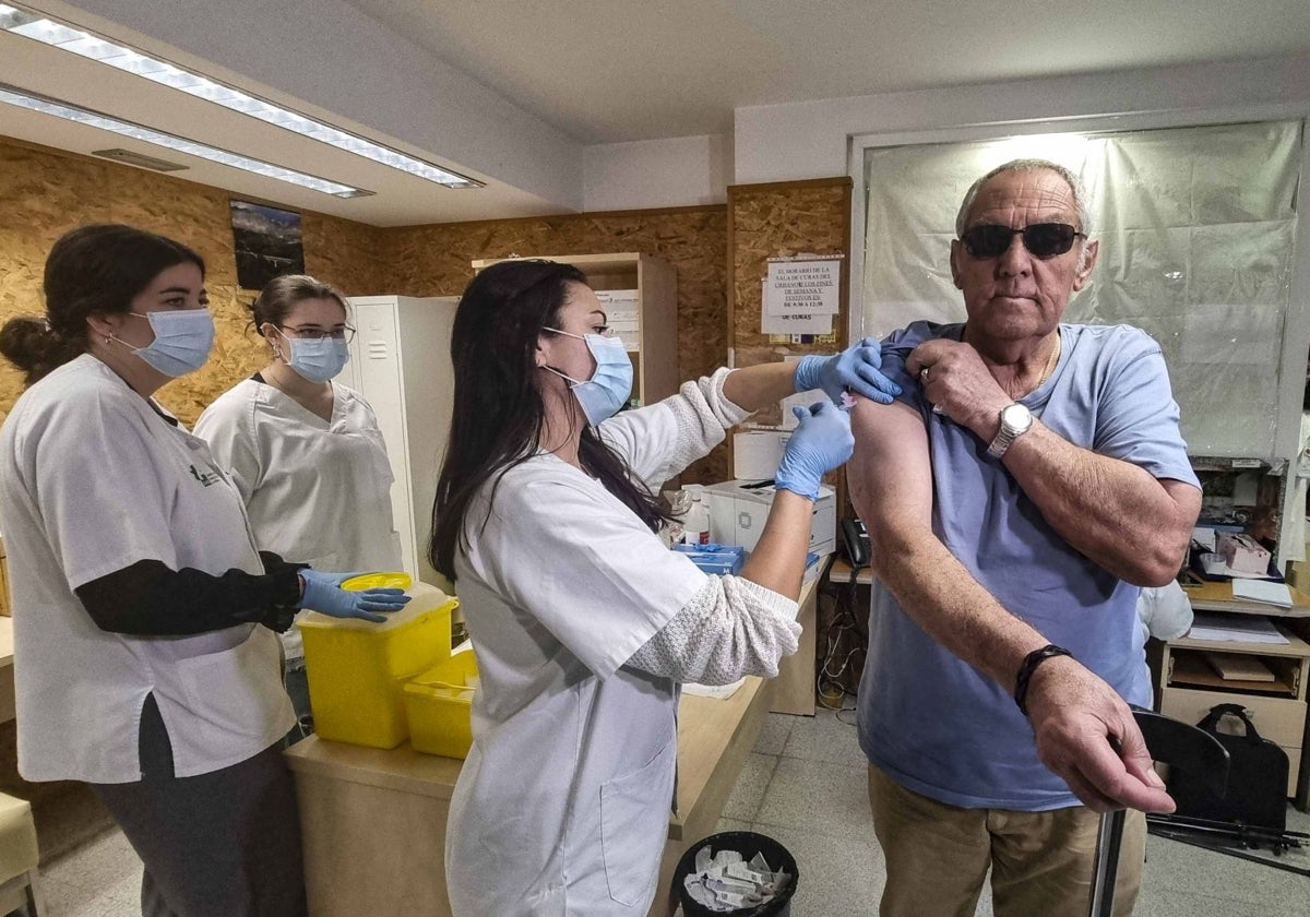 Imagen de archivo de un paciente vacunándose contra la gripe esta temporada.