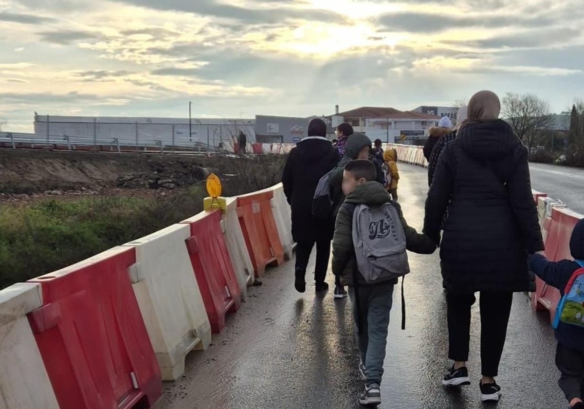 Escolares y familiares dirigiéndose al colegio Almanzor Alba.