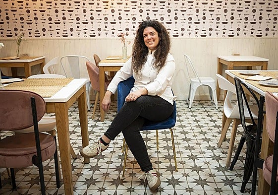 Alba Sánchez regenta el restobar Pan Frito y es madre de una niña de dos años y medio.