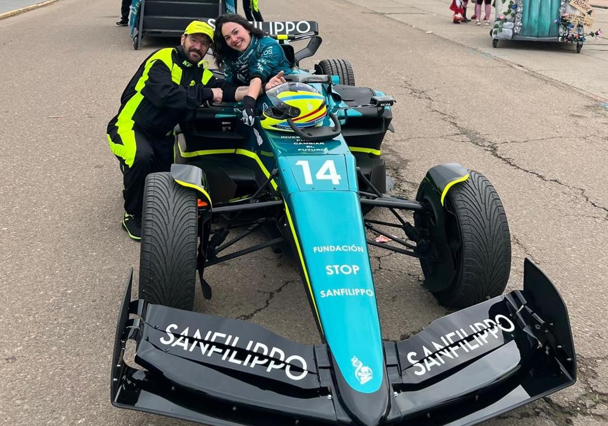 Juanjo Carretero con su hija Silvia durante el desfile del domingo en Badajoz