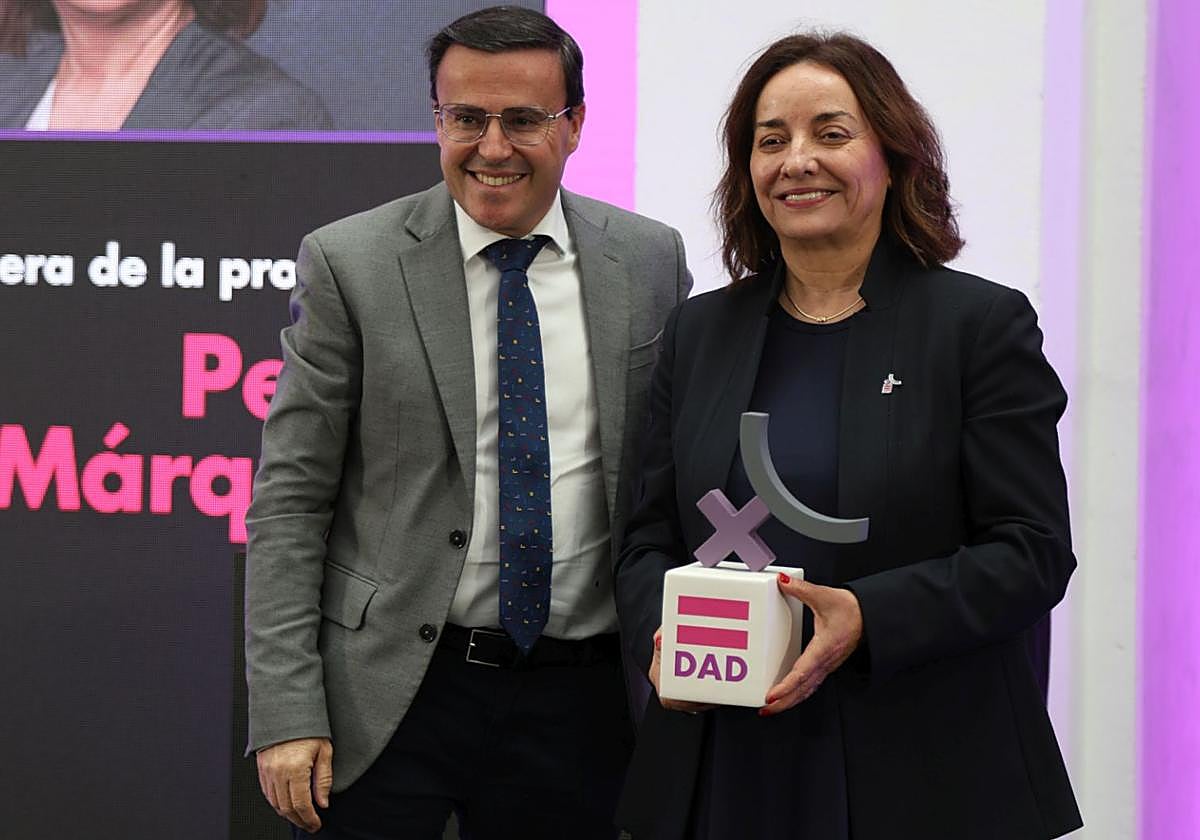 Miguel Ángel Gallardo ha hecho entrega del premio a la periodista Pepa Bueno.