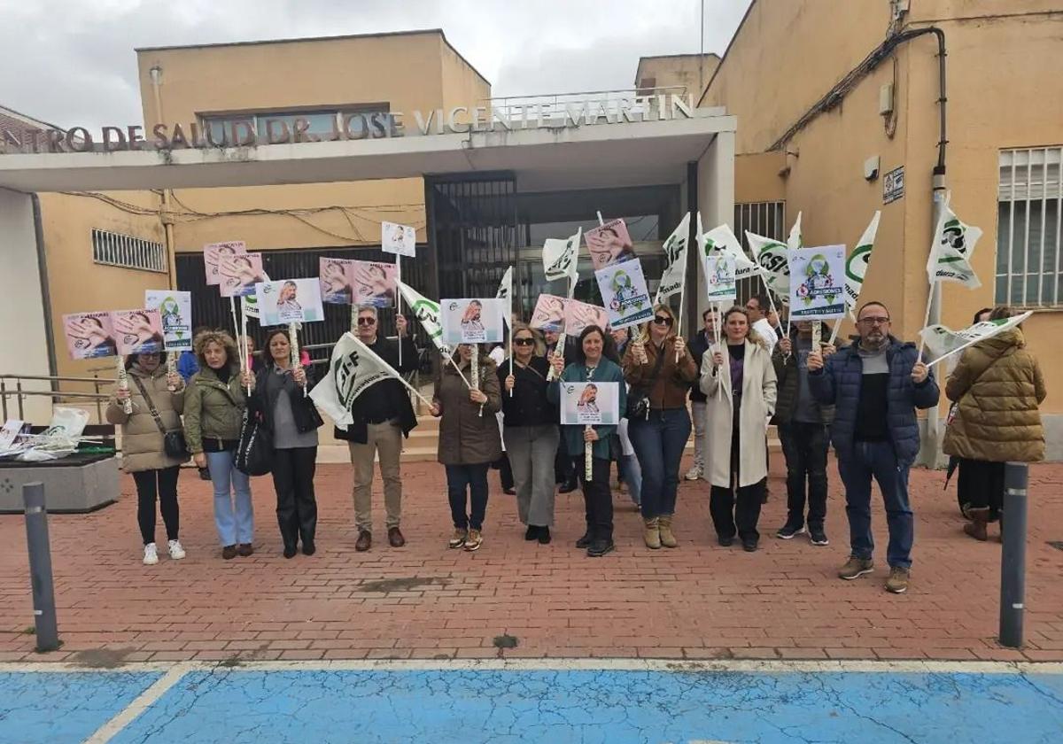 Medio centenar de personas condenan las agresiones a sanitarios en Moraleja