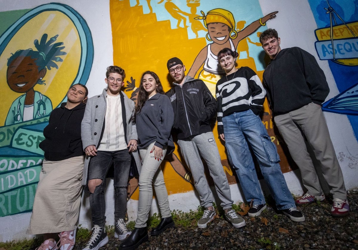 Seis veinteañeros posan junto a un mural del instituto Al-Qázeres en la capital cacereña.