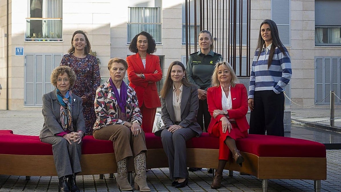 María del Mar Lozano, Ara Sánchez, Pilar Acosta, María Félix Tena, Adela Barquero, Aurora Vicente, Encarna Chacón y Tatiana Fernández posan juntas para conmemorar el Día Internacional de la Mujer.