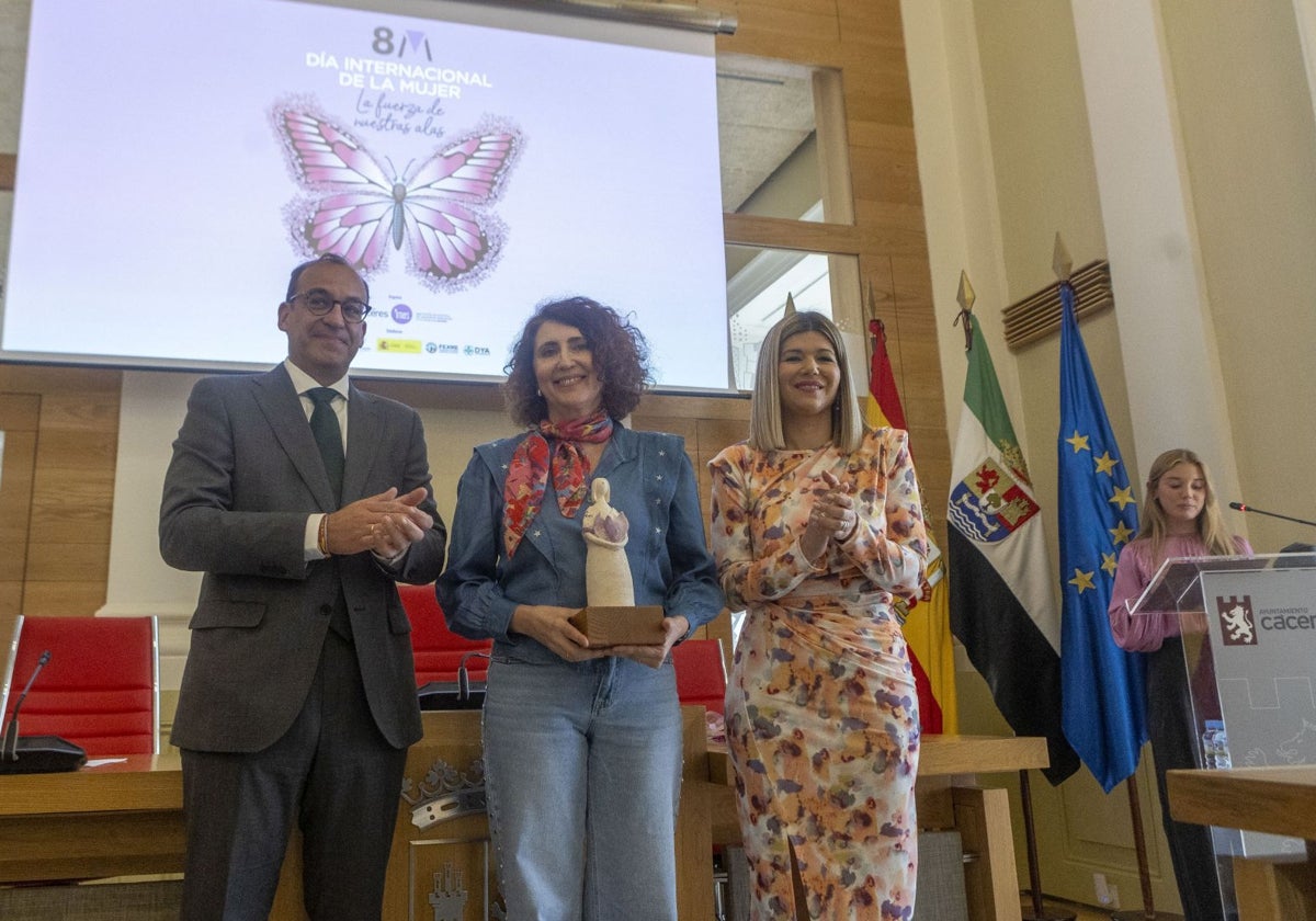 La directora del IES Al-Qázeres Ana Pérez (centro) con el premio 8M concedido al instituto.