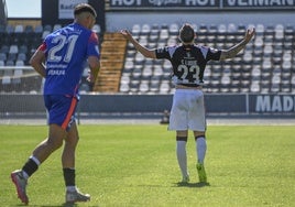 Santi Luque se lamenta de una ocasión en el últio partido en el Nuevo Vivero ante el Moralo.