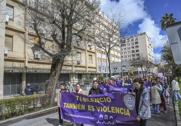 Un millar de personas se suman en Badajoz a una manifestación 8M dividida por las pancartas