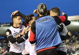 El Mérida celebra el gol salvador de Eslava en el 79.