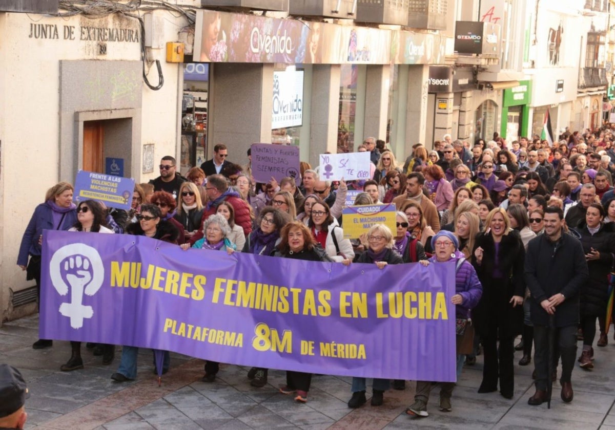 Manifestación por el 8M en la calle Santa Eulalia de Mérida.