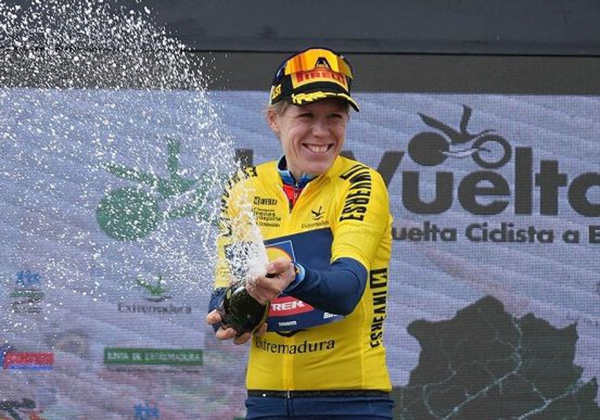 Ellen Van Dijk celebra su triunfo final en la Vuelta a Extremadura.