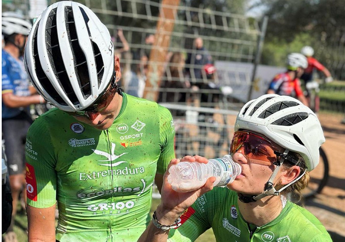 María Reyes Murillo y Natalia Fisher recobran fuerzas al final de una etapa de la pasada Andalucía Bike Race.