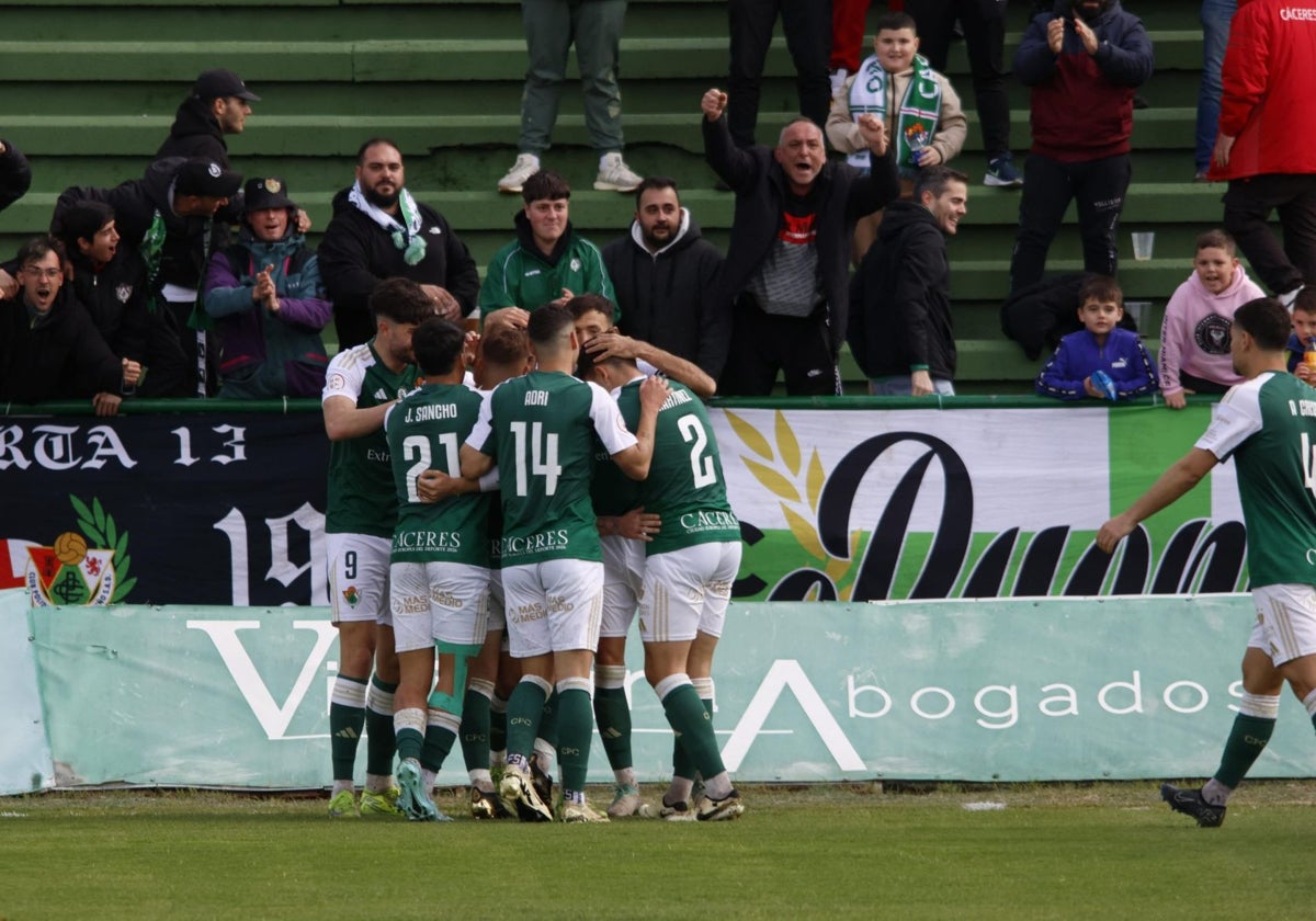 Los jugadores del Cacereño celebran el gol de Deco que dio la victoria ante el Unión Adarve.