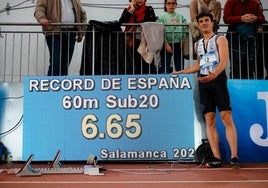 Jorge Hernández posa con su récord de España sub-20 en los 60 metros.