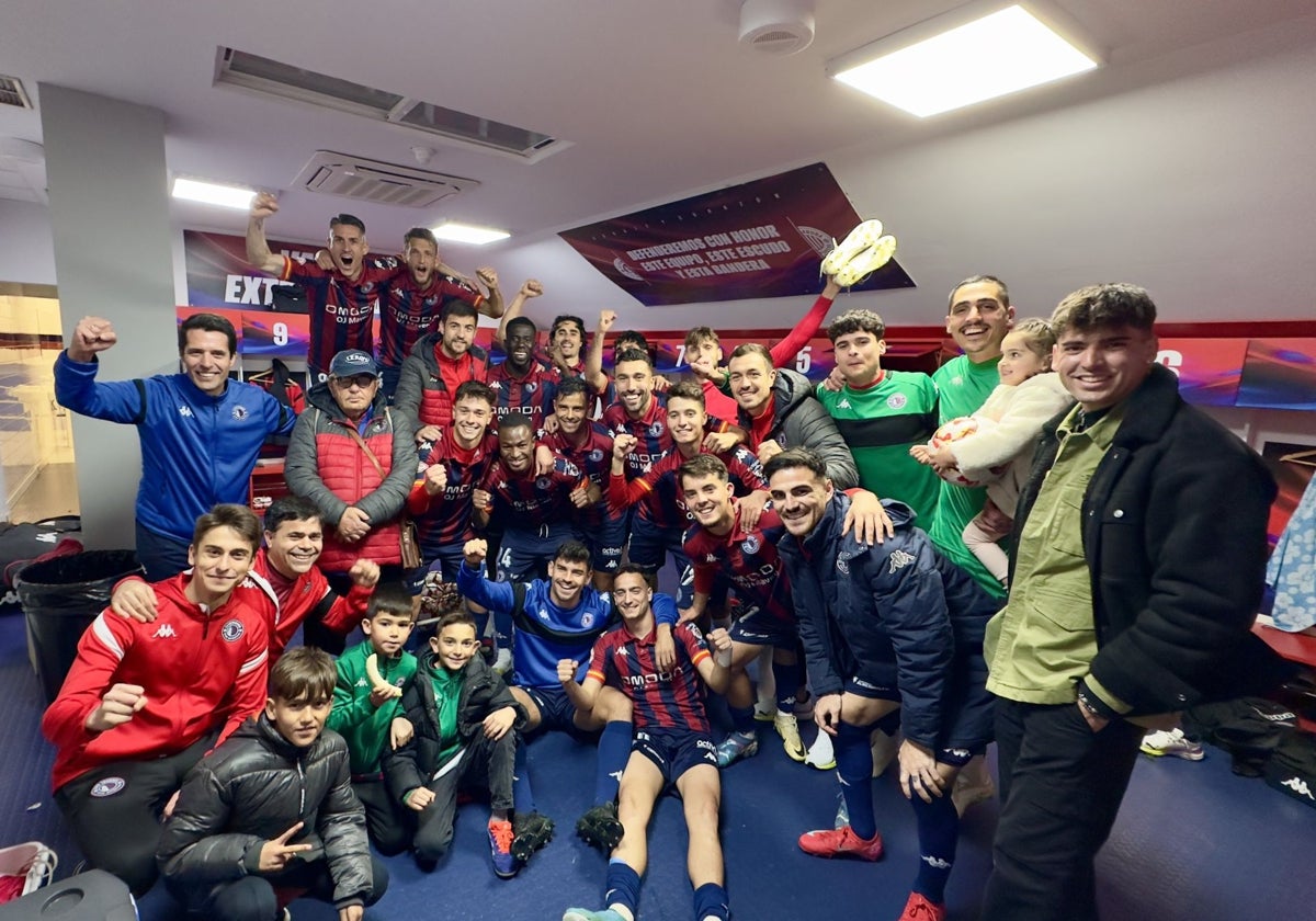 Los jugadores del Extremadura celebran su novena victoria consecutiva en el vestario.