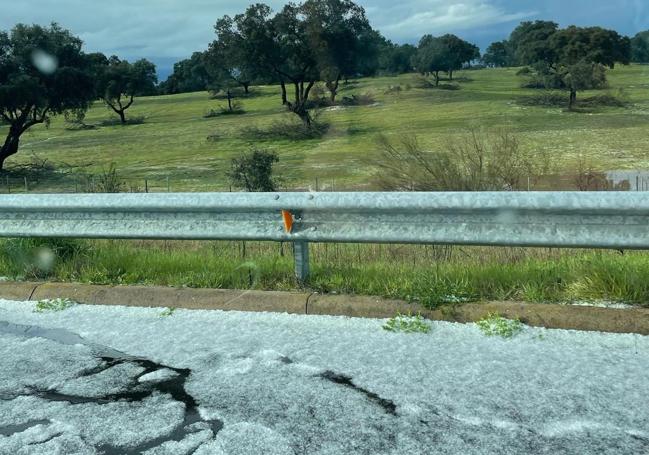 Granizo menudo acumulado en la autovía EX-A1 este domingo.