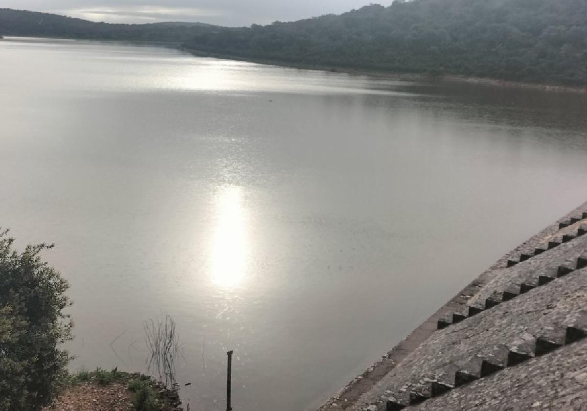 Reserva de agua agolpada en la presa romana de Cornalvo tras las lluvias de esta semana.