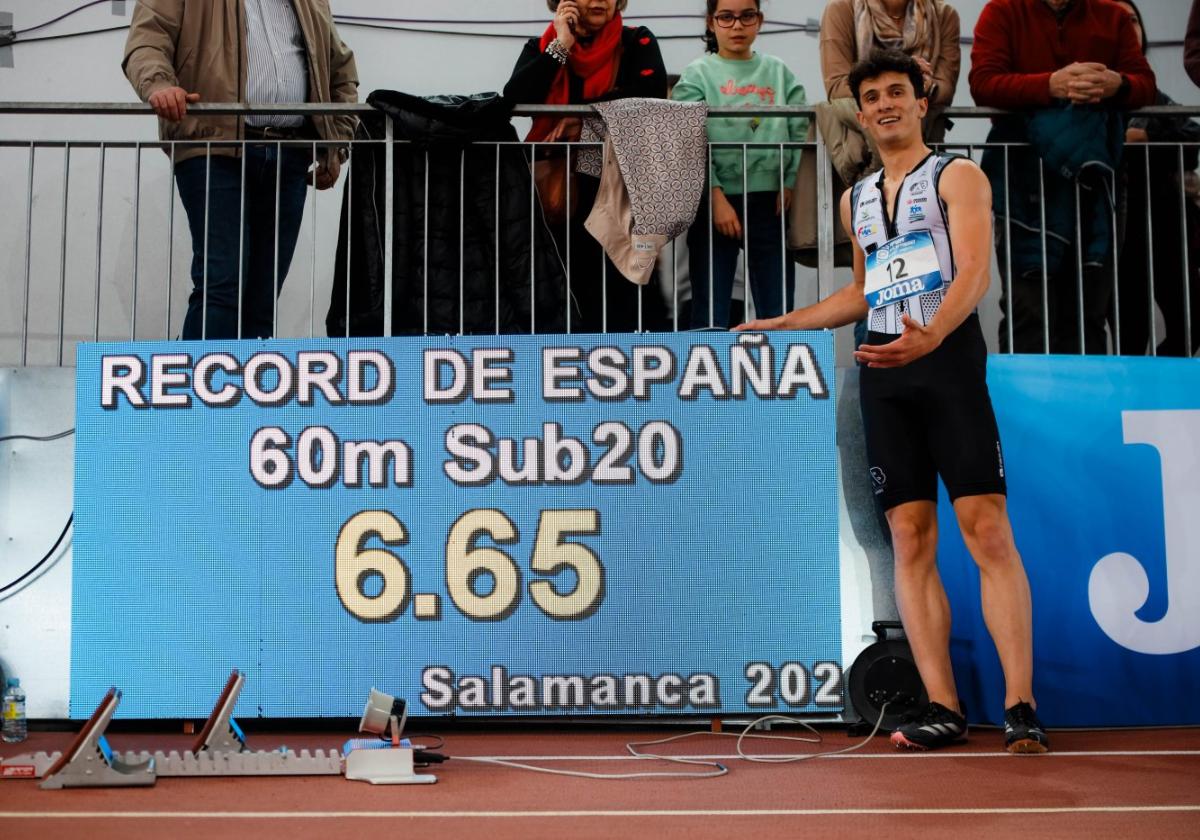 Jorge Hernández posa con su récord de España sub-20.