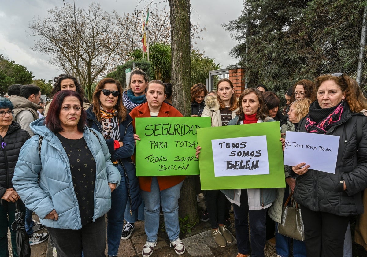 Los trabajadores del Centro de Menores San Juan Bautista se han concentrado este lunes.