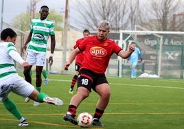 El montijano Javi Sánchez, autor del único gol en Navalmoral.