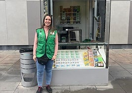 Nuria Laso, vendedora que ejerce la venta en el quiosco de la ONCE del Centro Comercial el Faro, ha sido la encargada de repartir los 400.00 euros